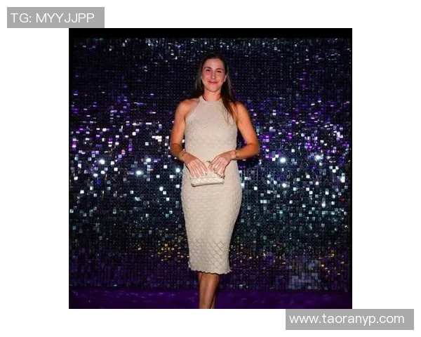 足球球星手拿时尚包包亮相 展现个性与潮流结合的独特魅力