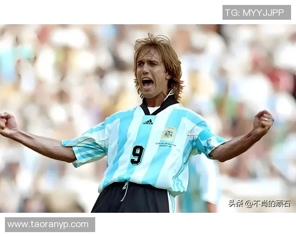 足球场上巨幅球星画像展现足坛英雄风采，荣耀与激情交织成精彩篇章